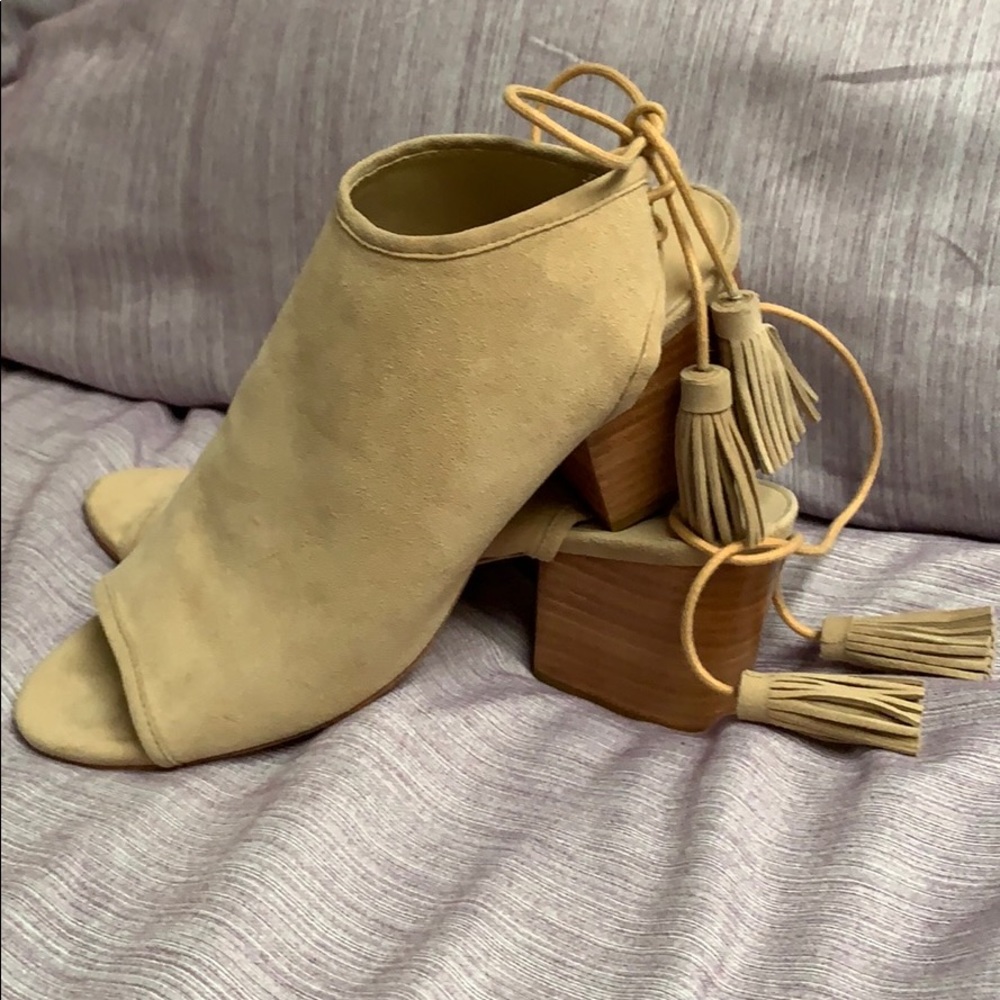 Open toe wedge shoe